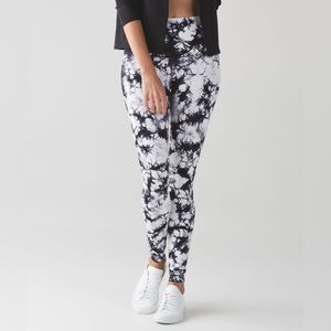Tiedye wunder under black and white leggings lulu lemon size 4